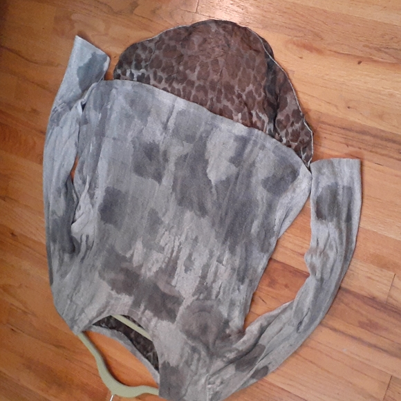 Silk Shades of Gray long sleeve top size extra large, beautiful detail on back - Picture 5 of 10